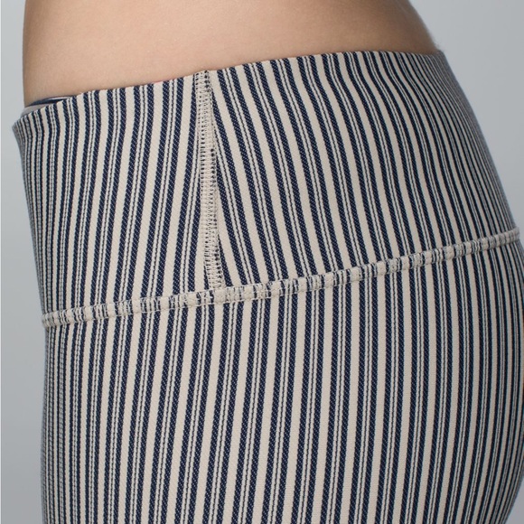 Lululemon Wunder Under Pant
Pine Stripe Inkwell Mojave Tan.
Size 10. 
Pristine. - Picture 6 of 10